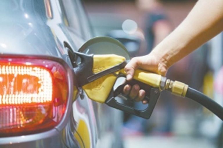 Após 11 altas consecutivas, Petrobras reduz preço da gasolina nas distribuidoras Após 11 altas consecutivas, Petrobras reduz preço da gasolina nas distribuidoras