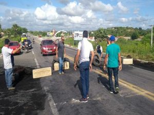 BR 020 bloqueada nessa manhã em Canindé. Protesto contra aumento nos preços dos combustíveis.