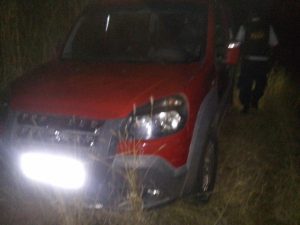 Carro abandonado na zona rural de Parambu pode ter sido usado em assaltos