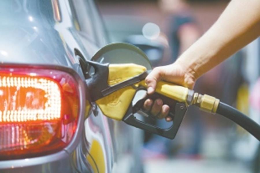 Após 11 altas consecutivas, Petrobras reduz preço da gasolina nas distribuidoras