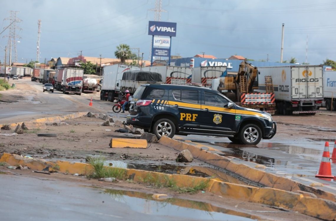 Caminhoneiros realizam protesto nesta manhã e bloqueiam Anel Viário, próximo à Ceasa