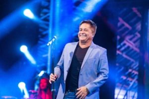 Após pedido de Fausto Silva, Leonardo diz não saber cantar Roberto Carlos