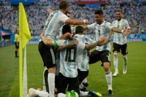 Com gol de Messi e sofrimento, Argentina vence a Nigéria e segue viva
