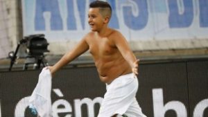 Menino que roubou a cena com gol em jogo do Marselhe perdeu pai em tragédia
