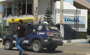 Prefeito cassado de Tauá invade e ocupa o prédio da Prefeitura