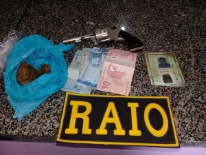 Tauá: Raio apreende drogas e arma de fogo e prende uma pessoa no Bairro Rabeca