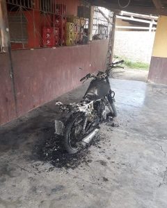 Ação criminosa: motocicleta é incendiada no Meireles em Tauá
