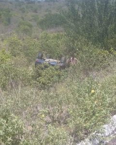 Tauá: carro com 5 passageiros capota no Bom Jesus