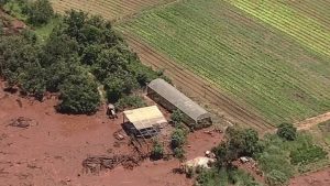 Bombeiros estimam cerca de 200 desaparecidos após barragem se romper