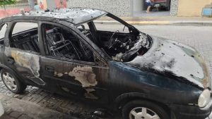 Tauá: carro é incendiado no centro da cidade