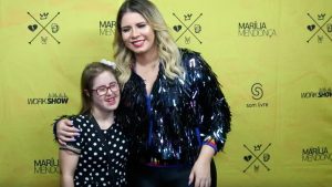 Marília Mendonça recebe fã com síndrome de down nos bastidores do Festeja Fortaleza 2019