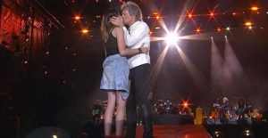 Bon Jovi surpreende, dá beijo em fã e agradece público do Rock in Rio com música especial