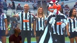 Atlético/MG repudia ato de mascote com zagueira e afasta funcionário