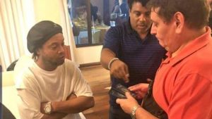 “Ronaldinho Gaúcho está chocado”, diz advogado do ex-jogador do Barcelona
