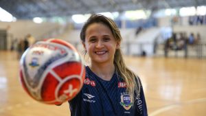 Melhor do mundo no futsal, Amandinha ressalta força feminina no esporte; veja entrevista