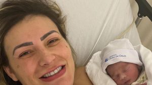 Andressa Urach anuncia nascimento do filho Leon: ‘não precisou de UTI’