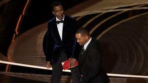 Will Smith pede desculpas a Chris Rock após bofetada durante cerimônia do Oscar 2022