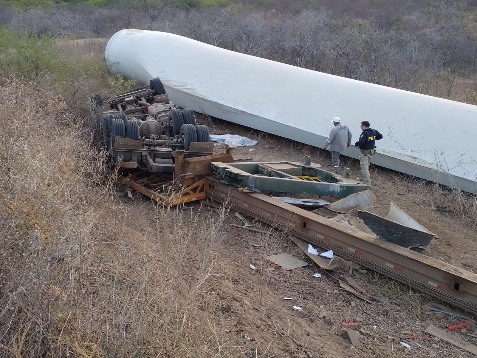 carreta tomba na BR-020 e motorista morre preso as ferragens em Tauá