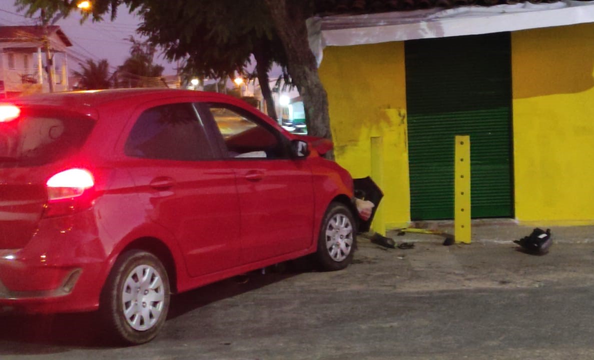 Carro bate em árvore na Av. Odilon Aguiar, em Tauá