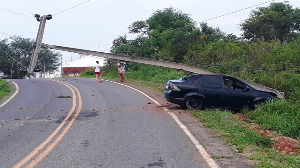 Topiqueiros desviam rota após acidente que bloqueou a CE-168, no distrito de Marruás, em Tauá