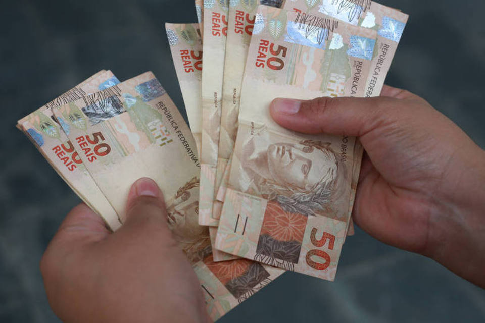 Governo anuncia salário mínimo de R$ R$ 1.320,00 e isenção de IR