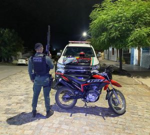 Tauá: Força Tática frustra assalto, troca tiros com suspeitos e recupera moto